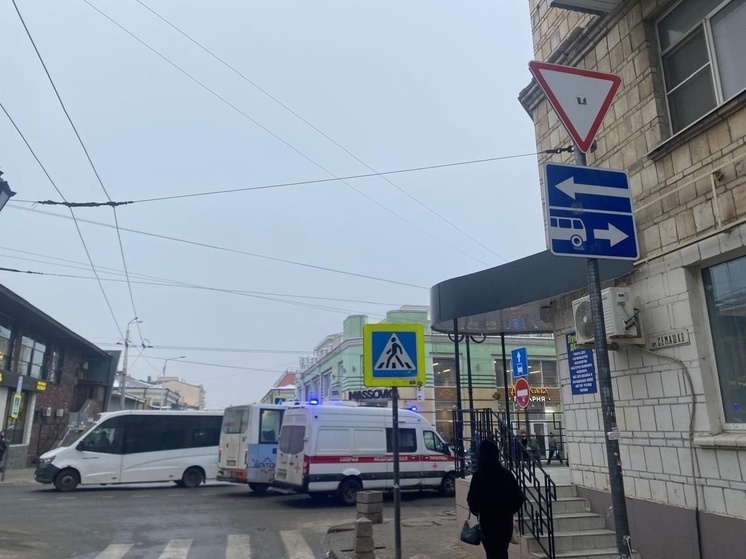 В Ростове на Московской машина «скорой» врезалась в маршрутку