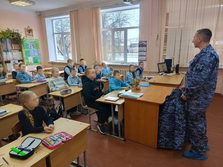 Псковские росгвардейцы провели для третьеклассников «Урок мужества»