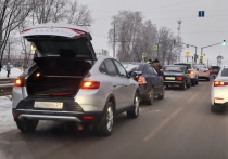 «Паровозик» из пяти автомобилей собрался сегодня около 7:20 утра в Чебоксарах на подъезде к кольцу у магазина «Ромашка» со стороны Канашского шоссе