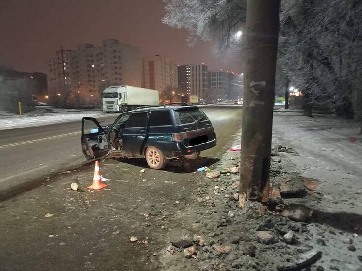 В Воронеже легковушка на скорости въехала в бетонную опору