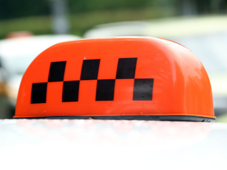 Железобетонный забор снес автомобиль такси в Мытищах