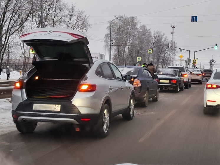 На проспекте Яковлева произошло ДТП с участием пяти авто