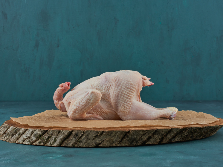 Сперва погладить: врач Агапкин ответил, как правильно покупать курицу