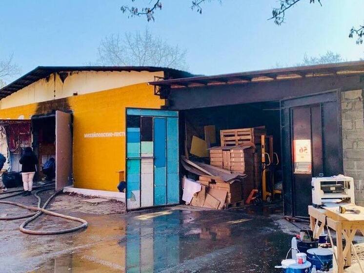 В станице Елизаветинской потушили пожар в мебельном цехе