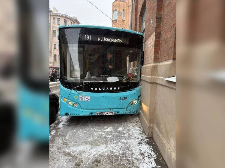 Пассажиры автобуса не пострадали при ДТП на Чкаловском проспекте