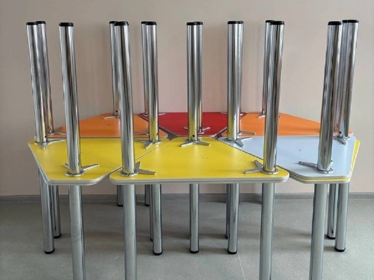 В сельскую школу Хакасии завозят новую мебель