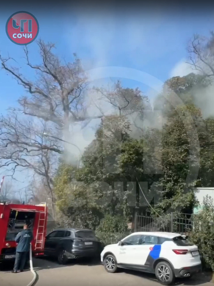 На Виноградной в Сочи загорелся частный дом