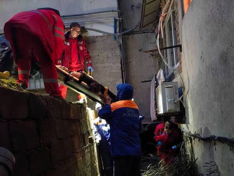 Спасатели МЧС РФ помогли сочинке, упавшей с 4 этажа