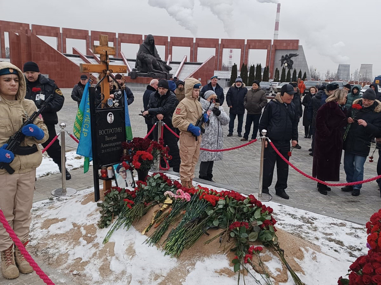 На Военно-мемориальном кладбище вспомнили легендарного генерала-десантника Валерия Востротина