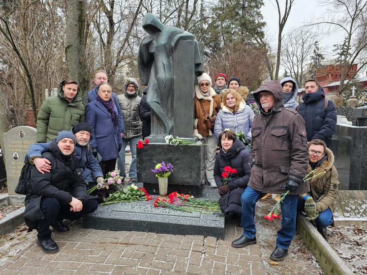 Погода не помешала: вахтанговцы отметили день рождения своего основателя