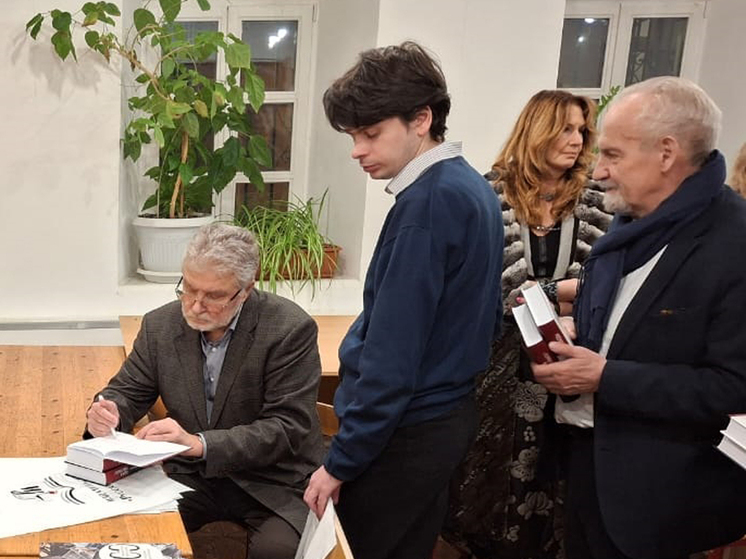 На презентации книги Юрия Полякова в полушутку предложили установить ему памятник