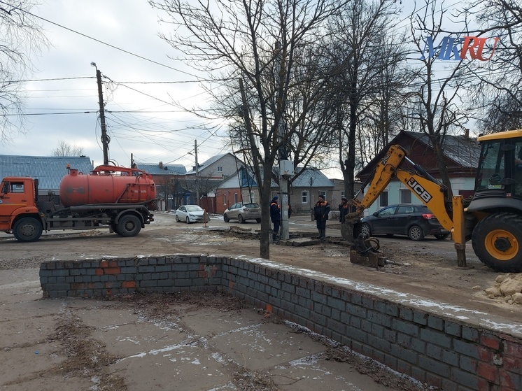 На калужских Малинниках устраняют утечку из под земли