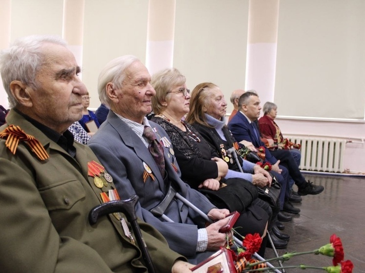 Глава Маловишерского района вручил ветеранам медали к 80-летию Великой Победы