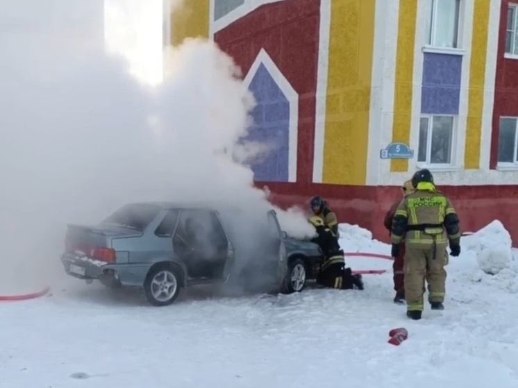 Полыхавший на улице ВАЗ потушили в Надыме