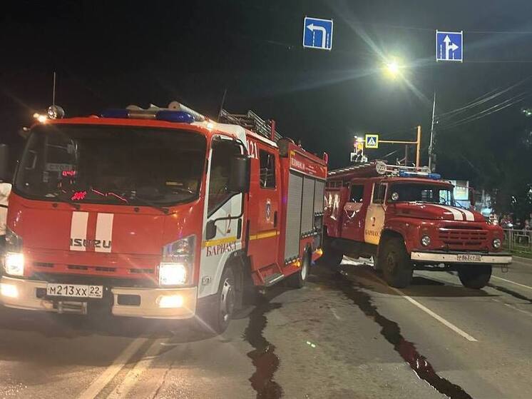 В Барнауле спасатели эвакуировали автомобиль из горящего гаражного бокса