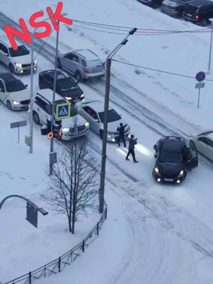 За лезгинку на проезжей части наказали водителя и пассажиров авто в Ноябрьске