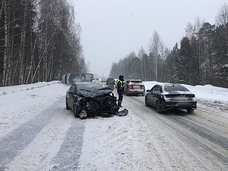 В Томске на Кузовлевском тракте столкнулись Toyota и «ГАЗель»