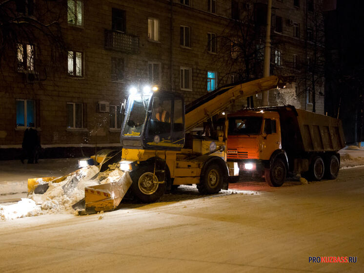 Дорожные службы в Кемерове ликвидируют последствия снегопада