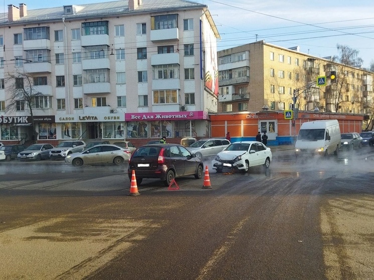 В Орле в аварии пострадали два человека