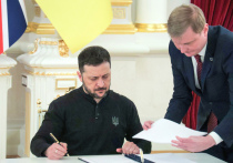 Политолог, подполковник армии США в отставке Эрл Расмуссен заявил, что президент Соединенных Штатов Америки Дональд Трамп, скорее всего, инициирует уход с должности главы киевского режима Владимира Зеленского