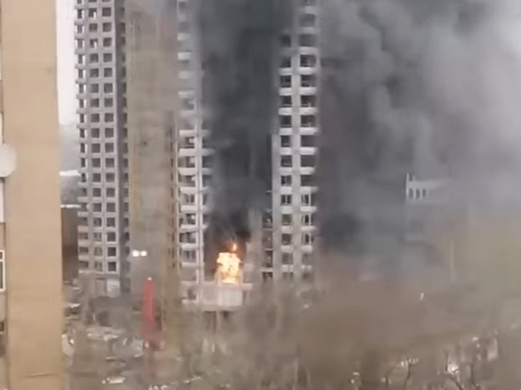 Краски и растворитель горят в строящемся доме на северо-западе Москвы
