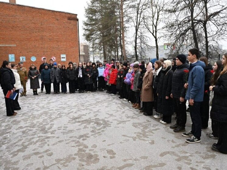 В Серпуховской школе №3 почтили память воинов-интернационалистов