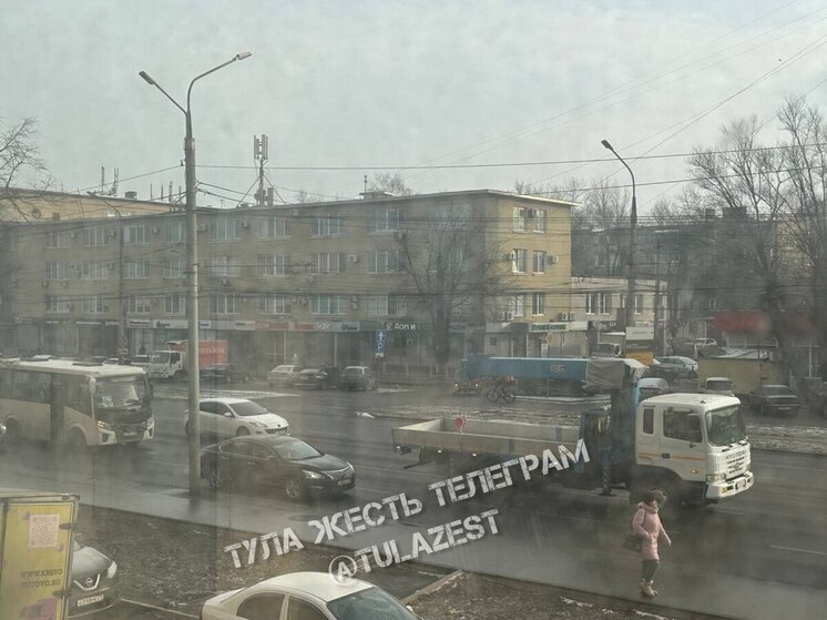 В Центральном округе Тулы автобус врезался в манипулятор