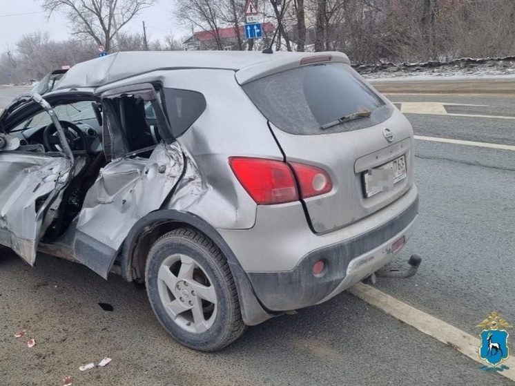 Женщина на кроссовере Nissan врезалась в МАЗ в Самарской области днем 13 февраля