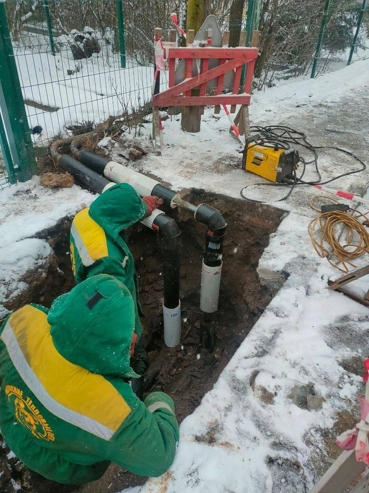 В Пскове на Заводской, 4 устранили утечку на теплотрассе