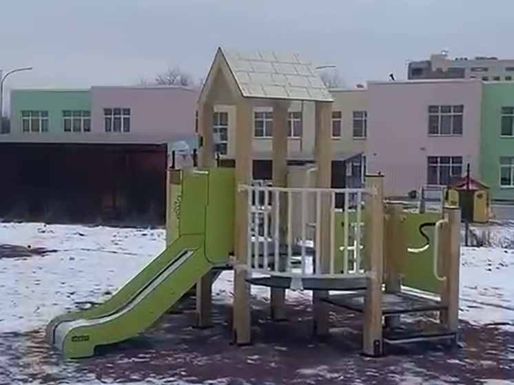 У строящейся поликлиники в Калуге появилась детская площадка