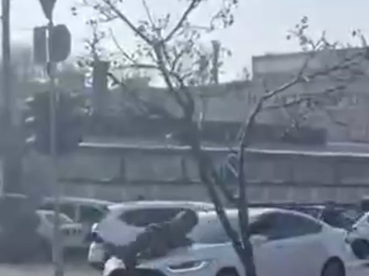 СМИ: в Запорожье "прокатили" на капоте сотрудника украинского военкомата