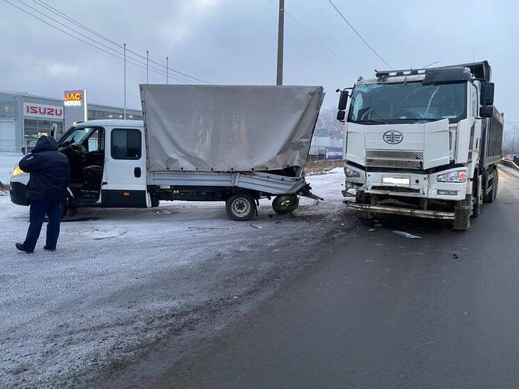 В Рязани в результате столкновения самосвала и грузовика пострадал пешеход