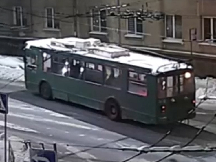Силач в одиночку вытолкал застрявший на дороге в Петрозаводске троллейбус