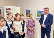Выставка приурочена к конкурсу "СВОИ", посвящённому историям участников войны разных национальностей