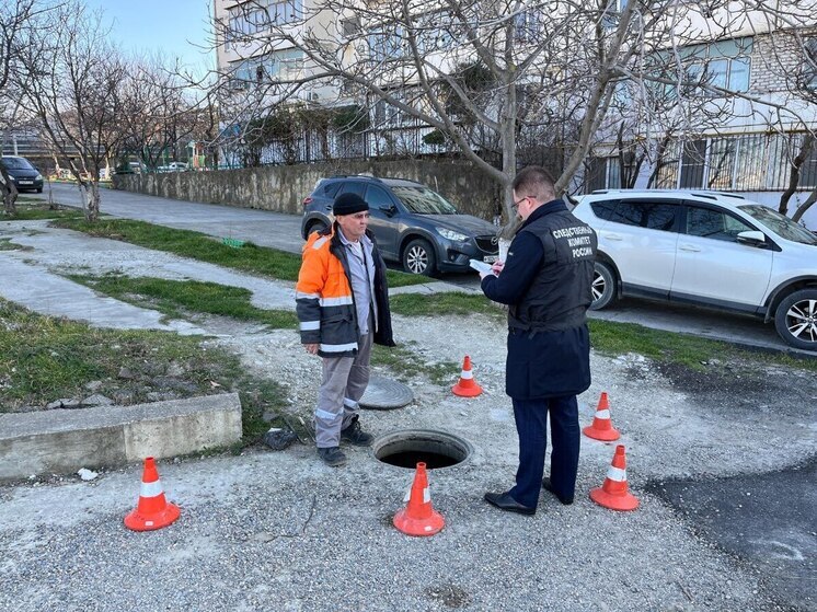 В Новороссийске следователи ведут проверку по факту падения жительницы в колодец ливневки