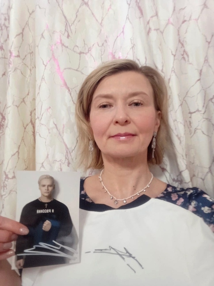 Певец SHAMAN расписался на груди жительницы Томска