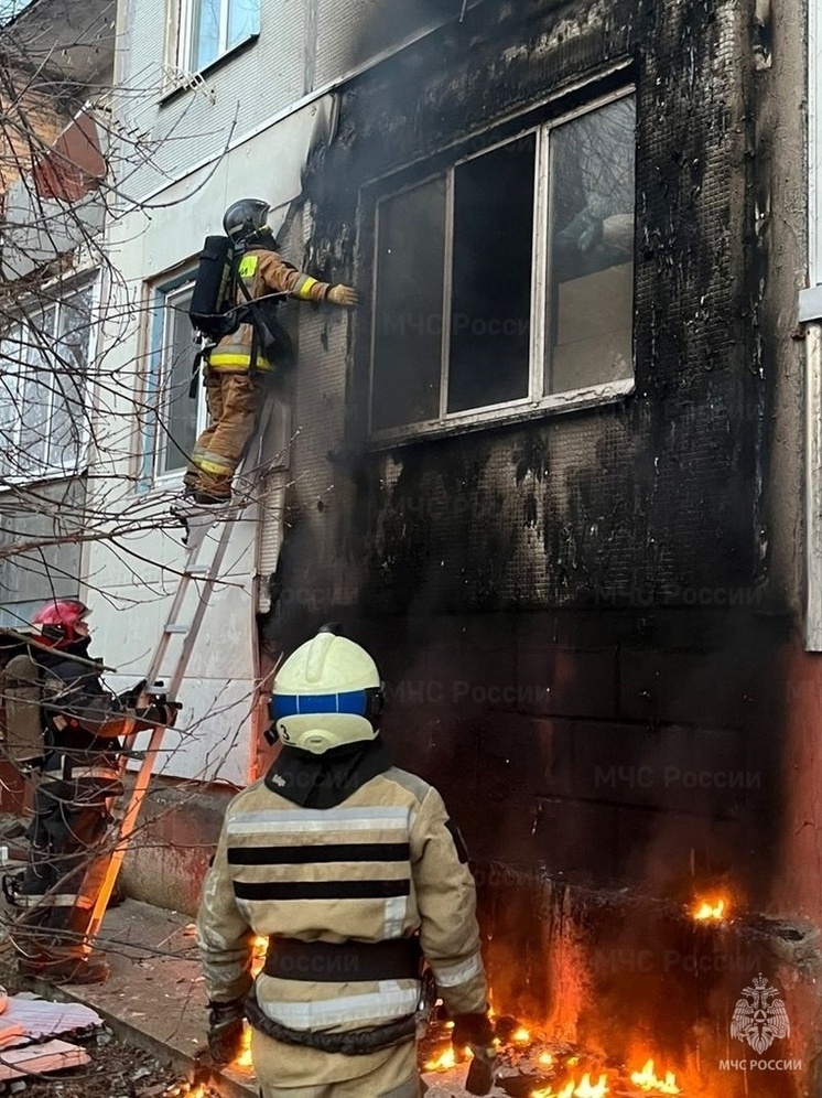 В Калуге тринадцать пожарных тушили фасад пятиэтажки