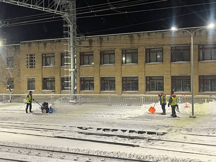 С вокзалов Петербурга убрали 230 кубометров снега