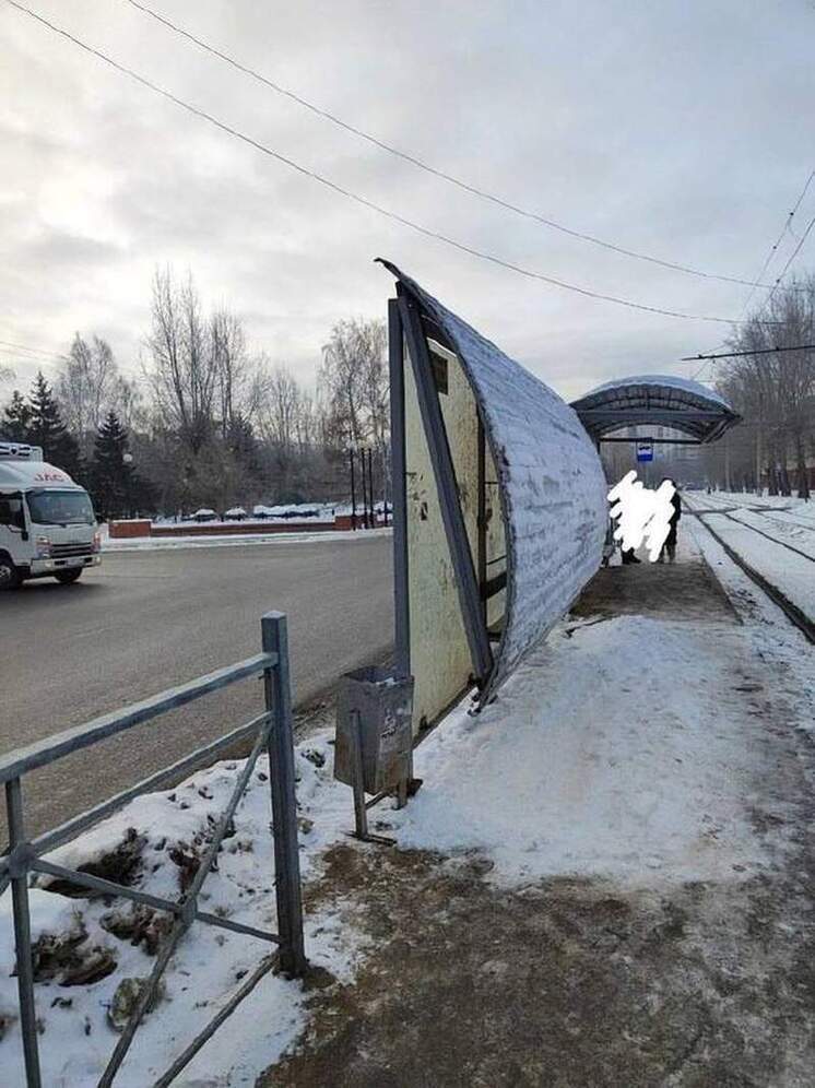 В Омске прокуратура организовала проверку после падения остановки на мужчину