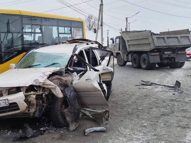 Детский автобус оказался в ДТП в Белово: пострадали три человека