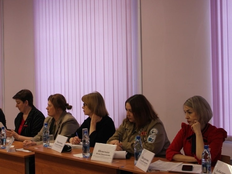 На заседании молодежных объединений преподаватели и студенты обсудили возможности трудоустройства юных граждан в Амурской области