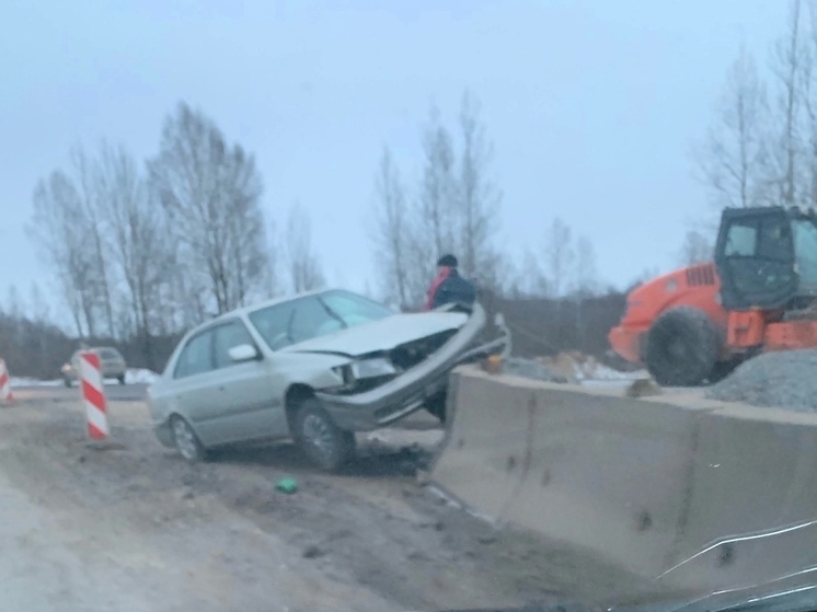 На М-9 в Тверской области иномарка заехала на ограждение