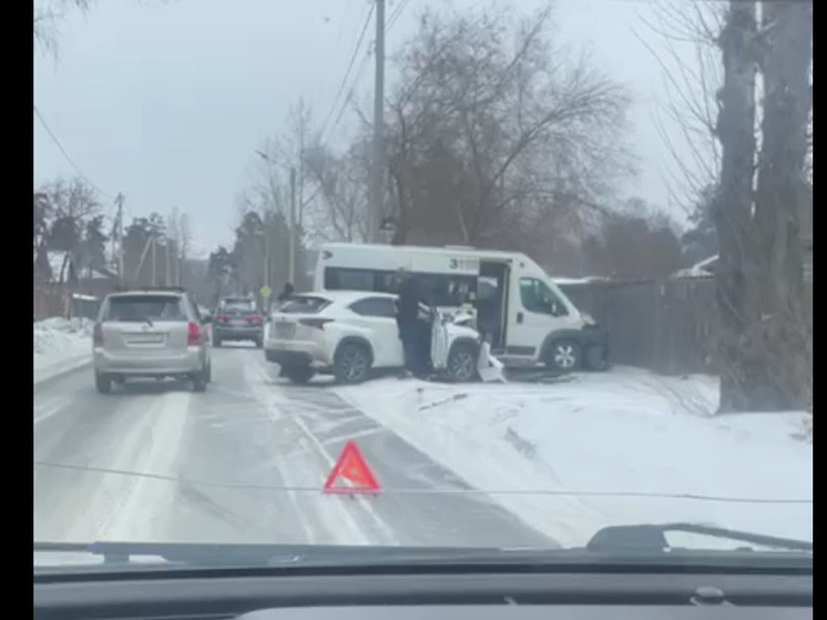 Маршрутка и Lexus столкнулись в Чите