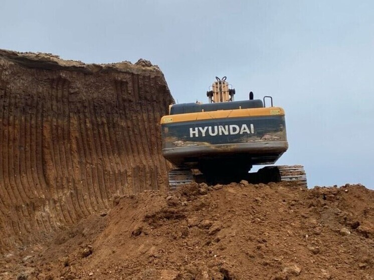 Рабочего завалило грунтом на карьере в Боровском районе