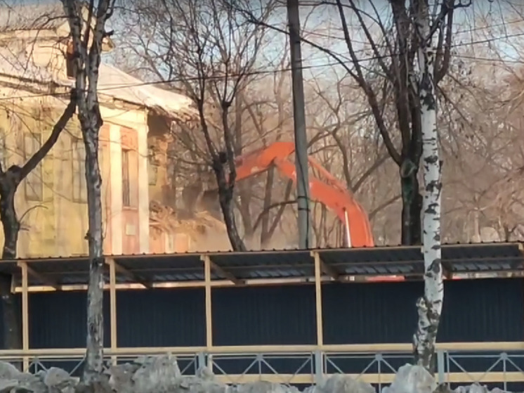 Продолжился снос здания бывшего музыкального колледжа в Амурской области