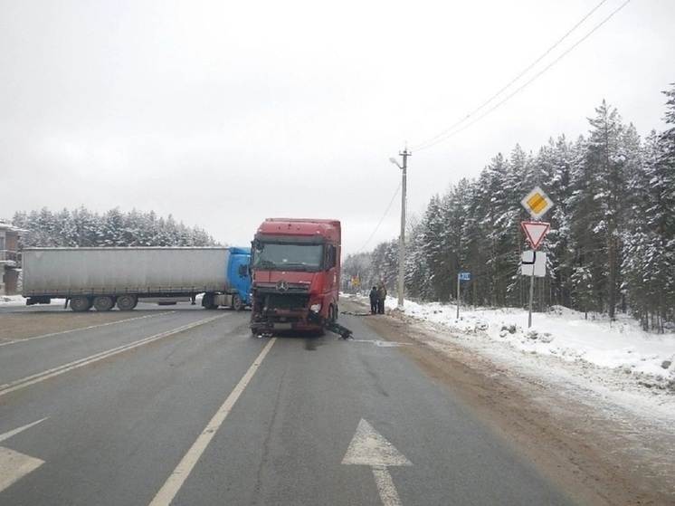 Авария с участием двух фур затруднила движение на Костромской трассе