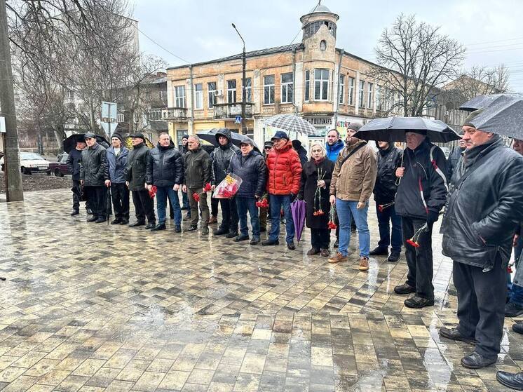 В Токмаке возложили цветы в память о токмачанах, погибших при исполнении служебного долга