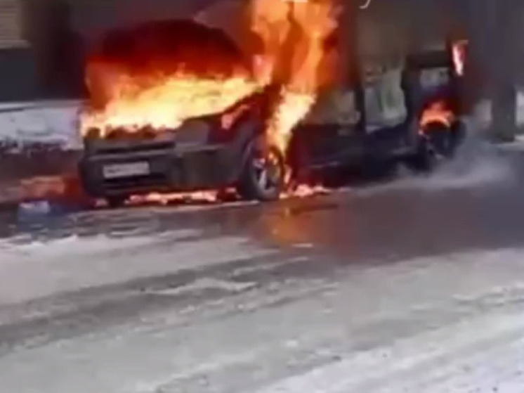 Автомобиль полностью выгорел на дороге в Одинцовском округе