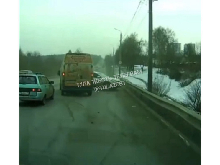 В ДТП с микроавтобусом и Kia на Московском шоссе в Туле могли пострадать двое