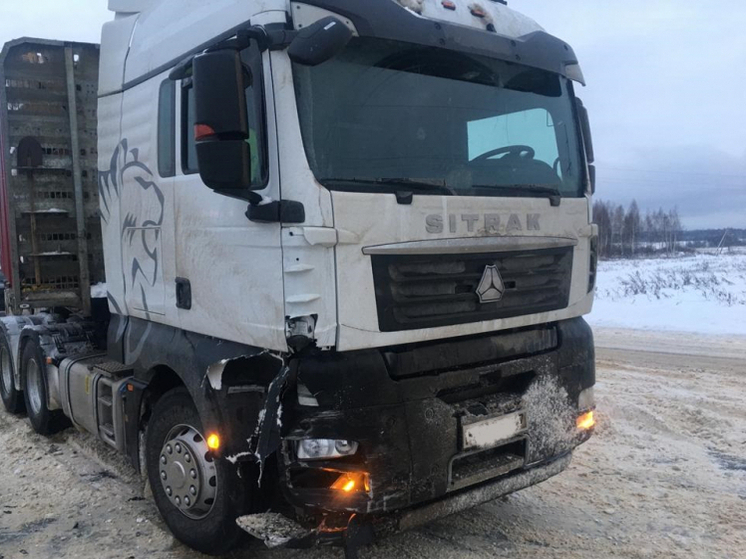 В Смоленском районе фура перекрыла трассу М-1